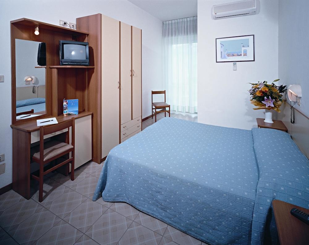 Hotel Madrid Rimini Kültér fotó